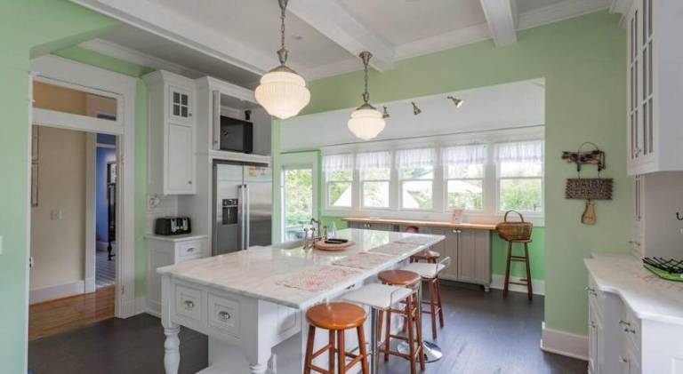 Fully equipped spacious vacation home with patio & grill | Suitable for remote work | Pets allowed — photo 4