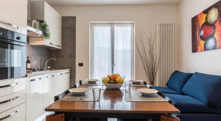 Serviced apartment with pool, patio & garden — photo 4