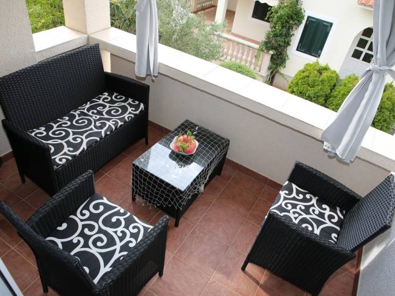 Rental apartment with yard & terrace in Vodice