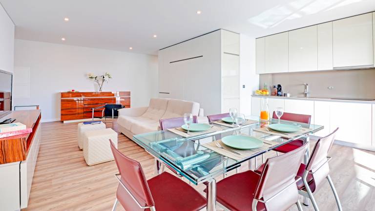 Fully equipped rental apartment with patio & pool | Beach nearby | Dogs allowed — photo 3