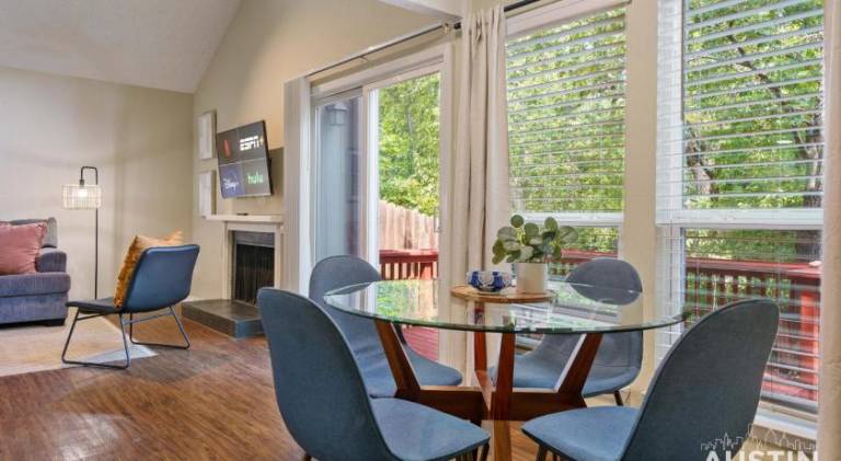 Spacious ATX Apt with Private Deck and All Essentials — photo 2
