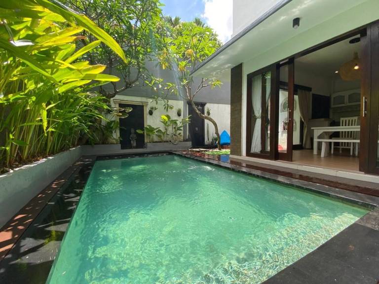 Villa with pool & yard in Kuta