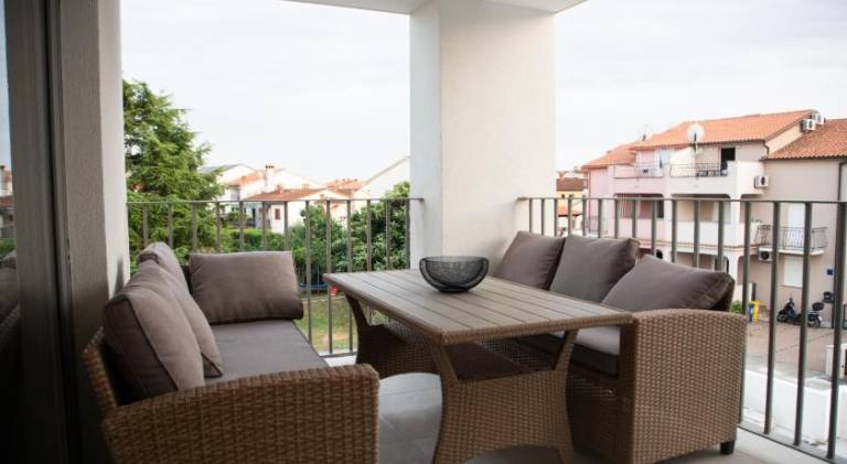 Apartment with patio & garden — photo 4