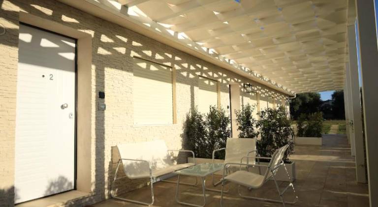 Serviced apartment with patio, pool & garden — photo 5