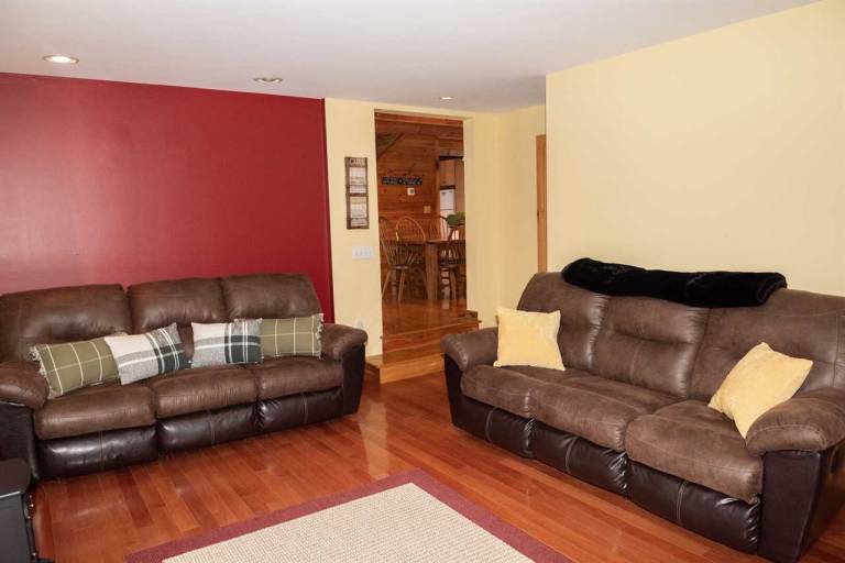 The Whimsical Chalet is a lovely cape on acres. Private setting less than 10 minutes to skiing. — photo 4