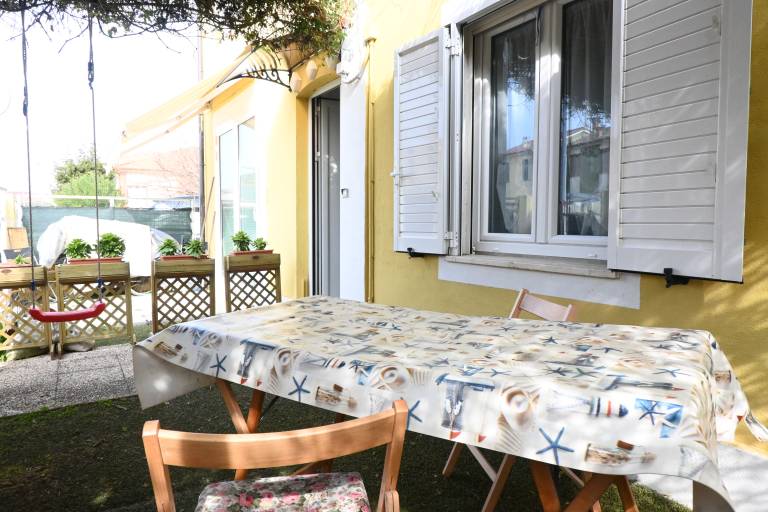 Holiday apartment with yard — photo 2