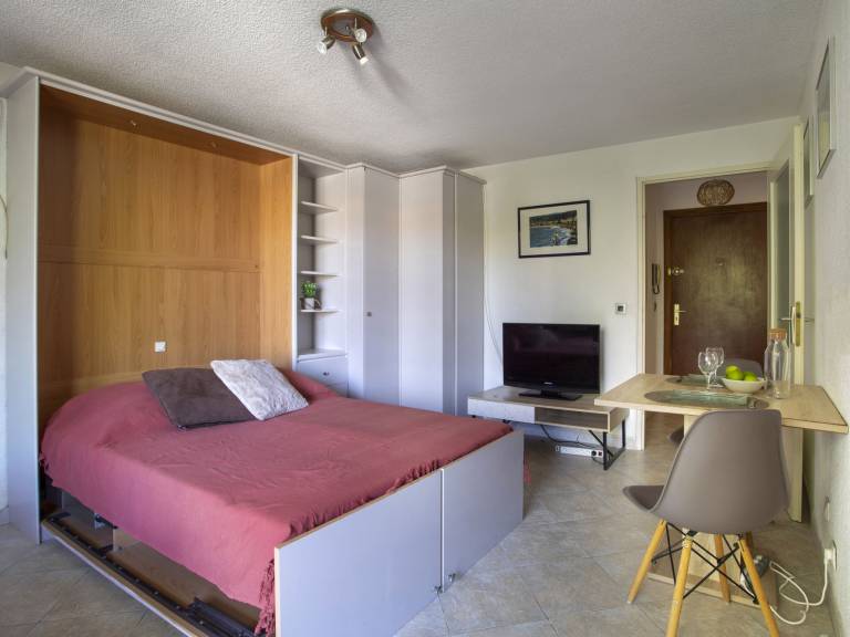 Apartment with pool & yard — photo 2