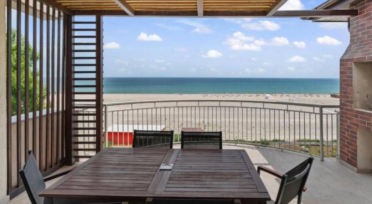Holiday apartment with pool in Constanta