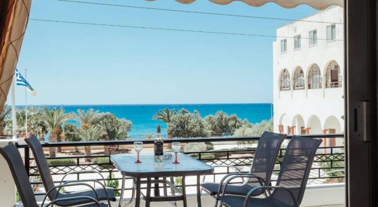 Ample rental apartment with patio & hot tub | Next to the beach | Good for workation | Pets allowed in Ierapetra