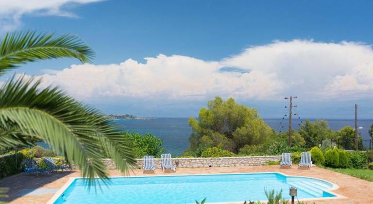 Rental apartment with patio, garden & pool in Pylos-Nestoras