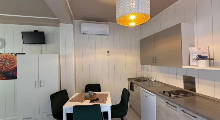 Beautiful serviced apartment with pool, patio & garden | Pet-friendly — photo 2
