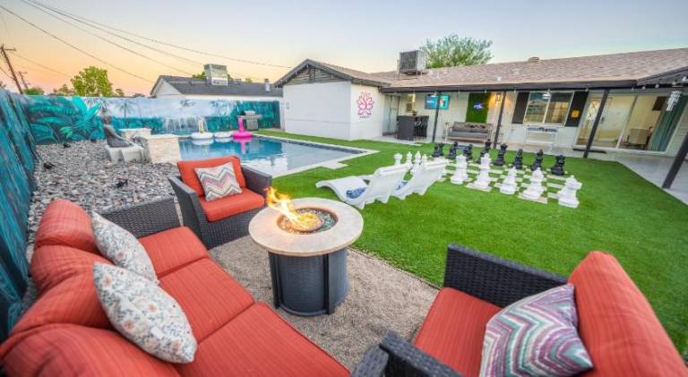 House with private pool, yard & barbeque — photo 3