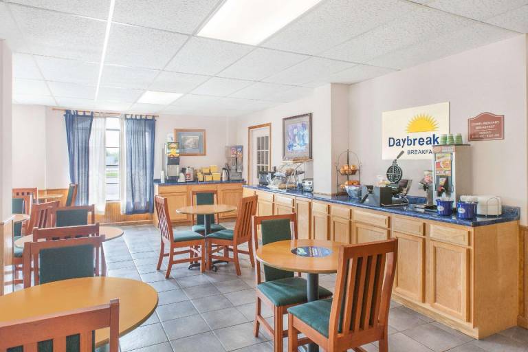 Days Inn by Wyndham Fayetteville — photo 4
