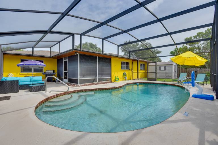 'Colorful Cottage' w/ Lanai: 7 Mi to Cortez Beach! in Bradenton, FL
