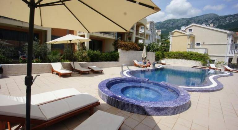 Charming rental apartment with pool & terrace | Beach nearby | Dogs allowed in Budva
