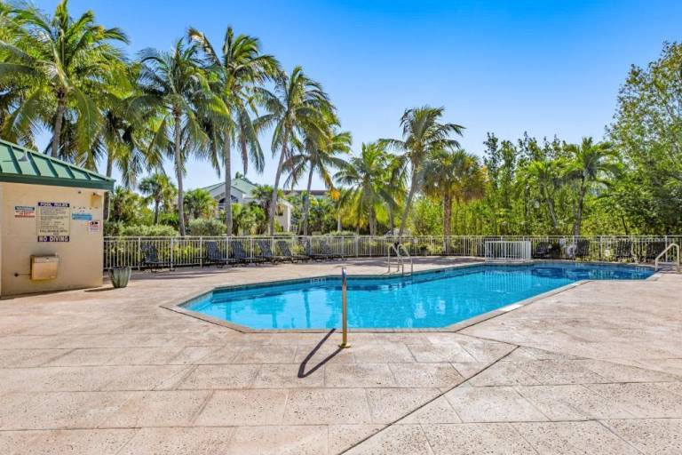 The Saint Martin Suite Delightfully Updated Beach Vibes! — photo 3