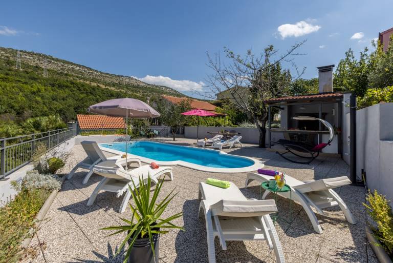 Fully equipped villa with private pool, terrace & BBQ | Mountain view | Dogs allowed in Omis
