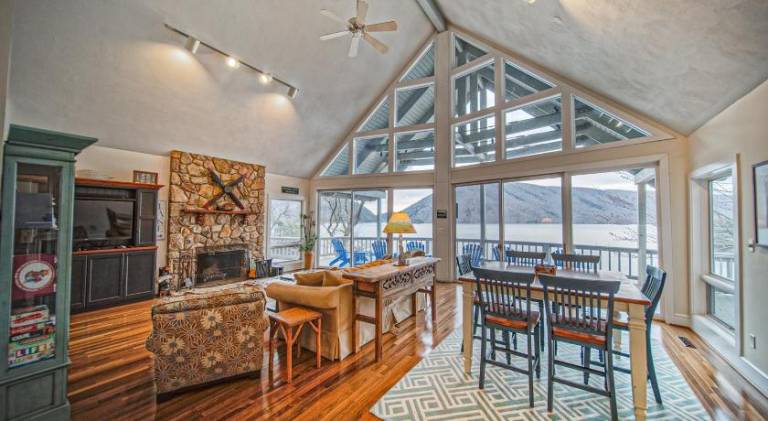 Charming vacation home with hot tub | Pets allowed — photo 4