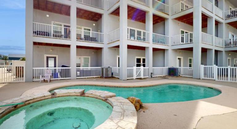 Vacation home with pool — photo 4