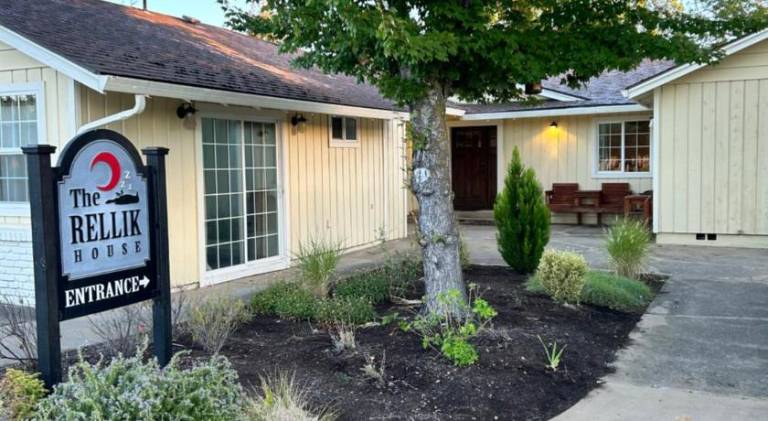 Vacation home with hot tub, yard & terrace in Jacksonville, OR