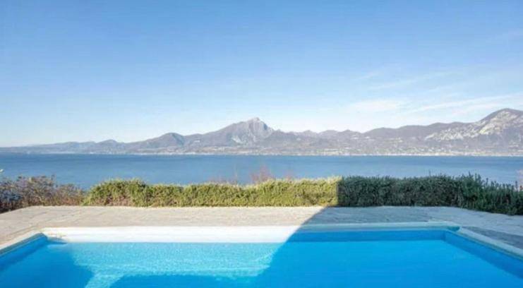 Holiday apartment with pool in Torri del Benaco