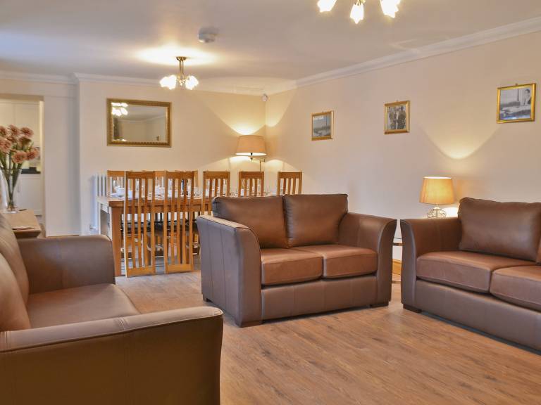 Child-friendly cottage with yard, BBQ & hot tub | Dogs allowed — photo 4