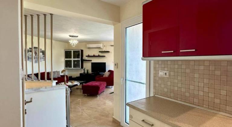 Villa with patio, jacuzzi & yard — photo 4