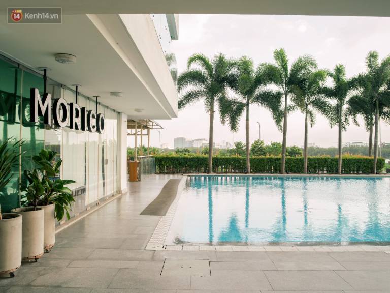 Vacation home with yard, barbeque & pool | Water view — photo 3
