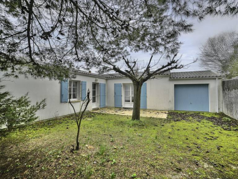 Vacation home with terrace, yard & grill — photo 2
