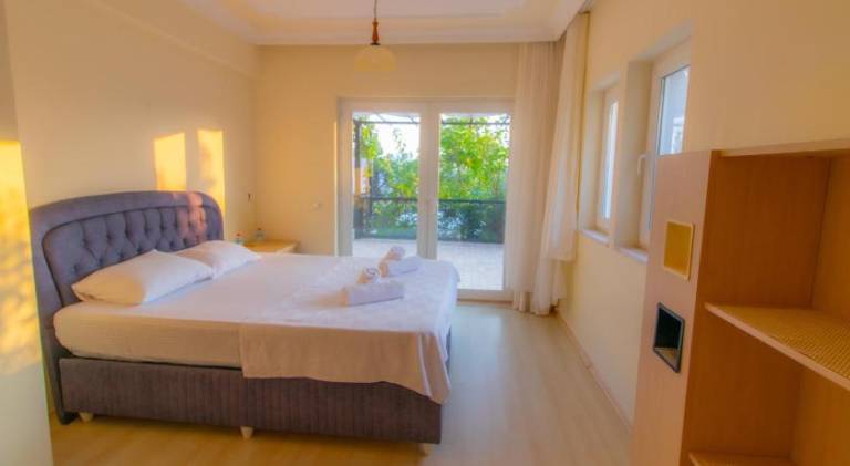 Villa with terrace, garden & private pool | Pet-friendly — photo 2