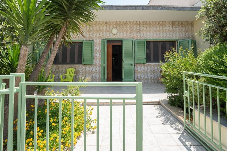 House with patio — photo 2