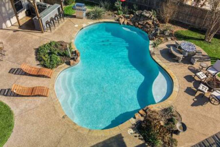 Elite 4BR/2B Home with Hot Tub, Pool, and BBQ — photo 4