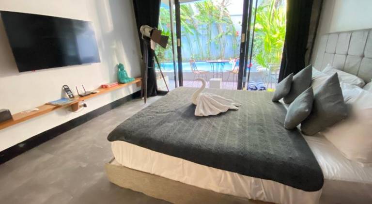 Apartment with pool — photo 2