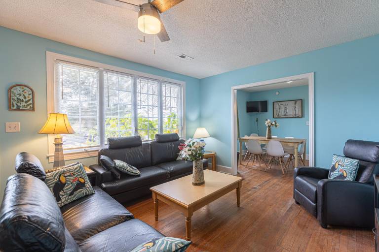 Fully equipped house with patio, barbecue & yard | Close to the beach | Perfect for remote work | Pets are welcome — photo 2