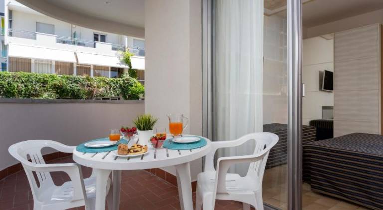 Rental apartment with patio — photo 3