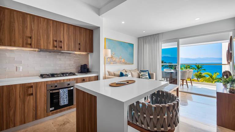 Oceanfront 1BR with Balcony Sea View Pools