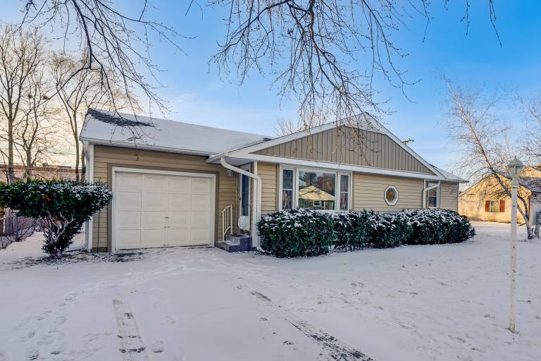 5 Mi to Dtwn Rockford: Pet-Friendly Home w/ Yard! — photo 3