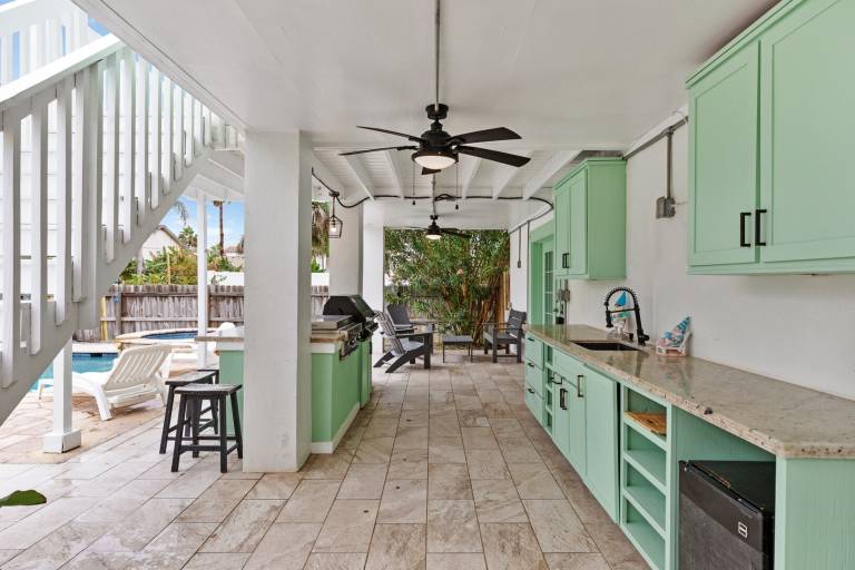 Vacation home with private pool & yard — photo 4