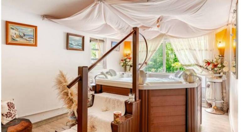 Chambre d'hote Rose avec petit dejeuner Sauna et Jacuzzi en option — photo 2