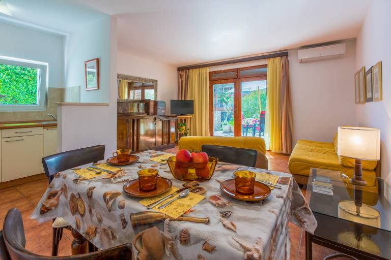 Apartment with grill & patio — photo 4