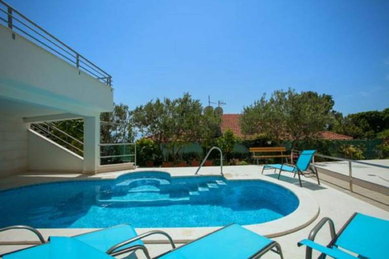 Rental apartment with BBQ, pool & patio | Sea view — photo 5
