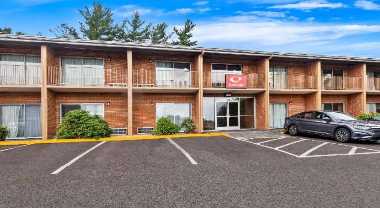 Econo Lodge Waynesboro - Skyline Drive — photo 2