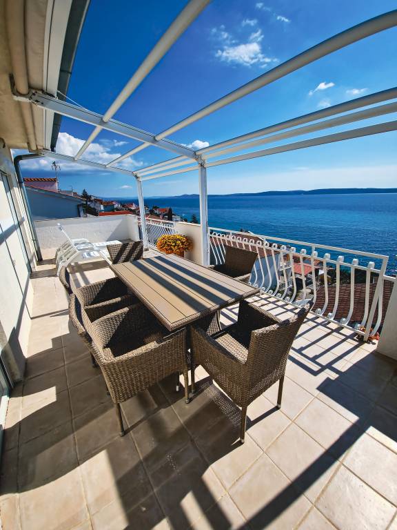 Apartment with barbecue & patio | Sea view in Okrug
