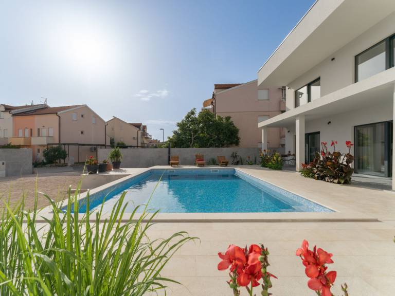 House with patio, private pool & barbeque — photo 2
