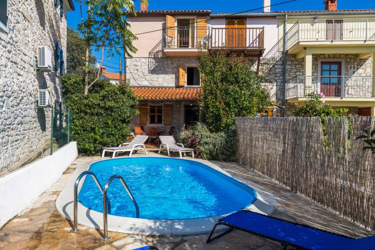 Lovely house with patio, BBQ & private pool | Pet-friendly — photo 4