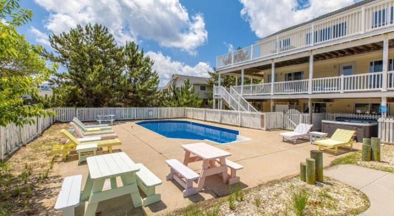 Vacation home with hot tub & pool | Next to the beach | Pet-friendly — photo 4