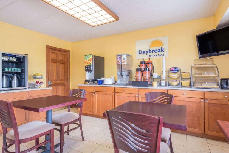 Days Inn by Wyndham Columbus Fairgrounds — photo 5