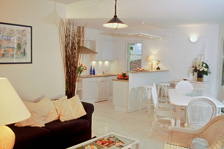 Children-friendly nice villa with yard, pool & patio | Golf view | Pets allowed — photo 3