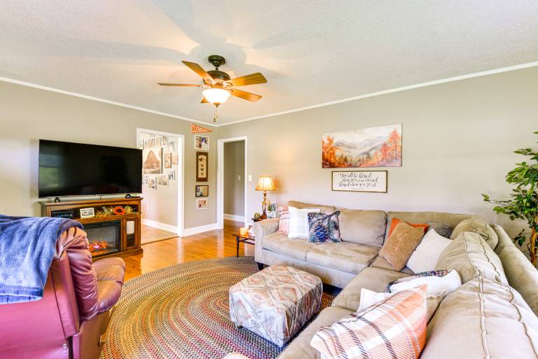 8 Mi to Clemson: Peaceful Family Home w/ Yard — photo 4