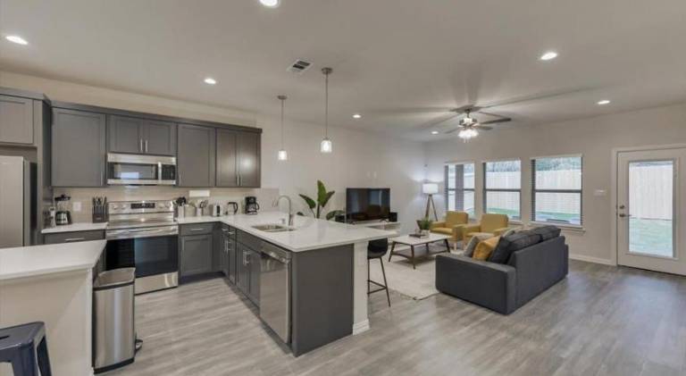 Fully equipped vacation home with yard | Pets are welcome — photo 3